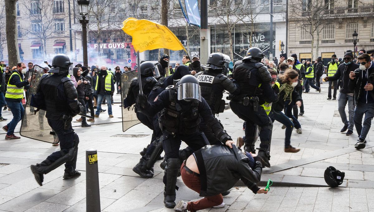 Une manifestation explosive à Manchester : les patriotes réclament une « re-patriation » violente